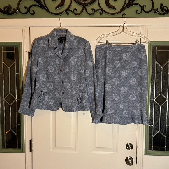 Jacket and skirt set - Picture 3 of 8